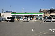 ファミリーマート羽村栄町二丁目店　徒歩3分・24時間営業が頼もしく、ATMや宅配便の利用可能です。
