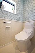 (トイレイメージ)忙しい朝の時間帯に嬉しい1F・2Fトイレ設置。フチレス形状でお掃除ラクラクです。※
