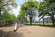 加美平公園　徒歩4分・お子様と手をつないで歩くのにぴったりの距離です。
