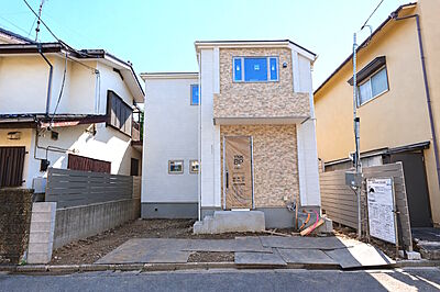 外観:落ち着いた住環境に建つ、機能性とデザイン性を兼ね備えた、敷地面積30坪超の邸宅。 外観:落ち着いた住環境に建つ、機能性とデザイン性を兼ね備えた、敷地面積30坪超の邸宅。