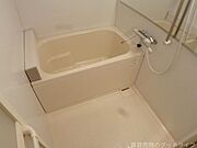 ゆとりのある浴槽とワイドな鏡です。