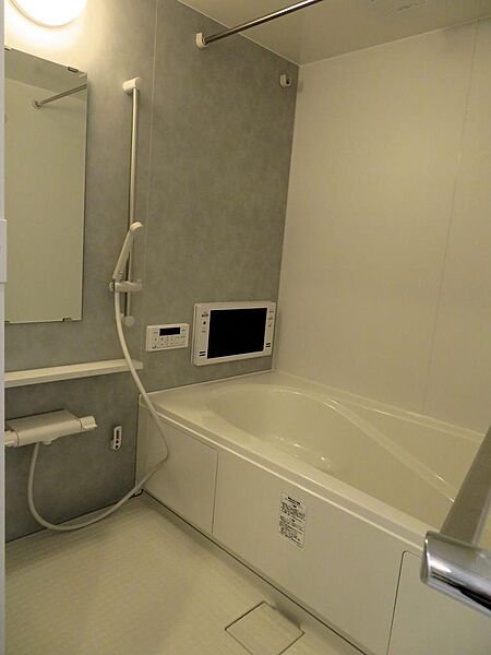 画像22:Dルームならではの大きな一坪風呂を搭載です。追い焚き付きです。更に浴室TVも付いてます。