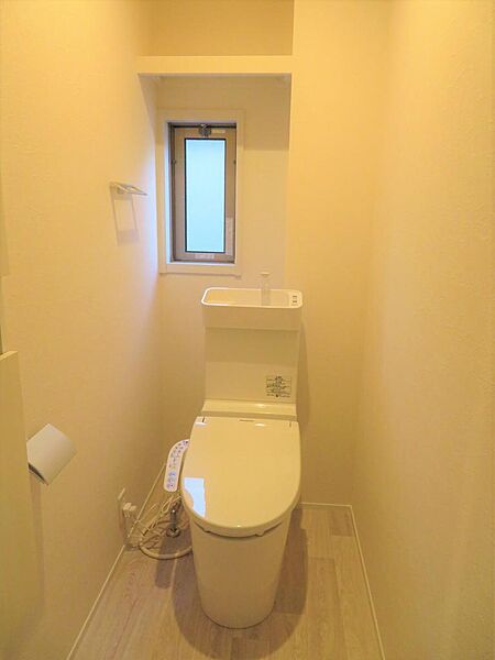 画像8:1、2階共にウォシュレットトイレ付。トイレには便利な収納棚付です。