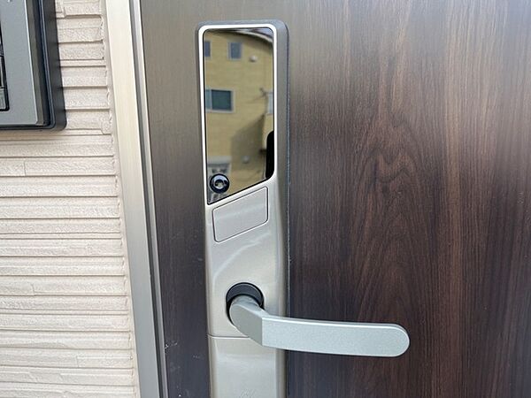 画像29:玄関には電子キーを搭載です。