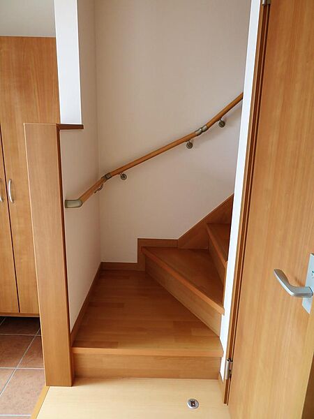 画像16:一戸建てならではの室内階段です。
