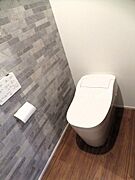 ウォシュレットトイレ付き。便利な収納ボックス付きです。