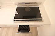 キッチンスペースにも広さに余裕あり。3口のコンロ搭載です。