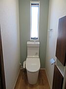 2階ウォシュレットトイレ付です。窓があり換気と採光が取れます。