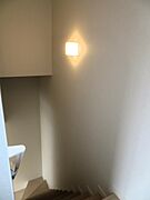 手すり付きの階段です。