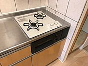 2口コンロのシステムキッチンを搭載。