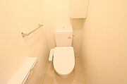 ウォシュレット付き。トイレには便利な収納ボックス付きです。