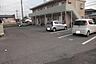 駐車場：駐車場も広さに余裕があります。