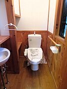 ウォシュレットトイレ付き。こちらも窓付きで採光と換気も取れますね。