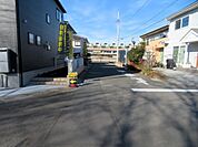 北6ｍ道路の閑静な住宅街です。北東道路角地で日当たり良好です。