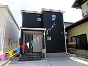１号棟外観。黒を基調とした落ち着いた外観です。