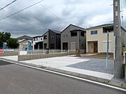 栃木市都賀町平川に建つ新築4LDKです。計４棟の販売。本物件は1号棟です。ご成約のお客様には現金２０万円分をキャッシュ・バックします。当社スグ近く。完成しました。室内のご案内可能です。