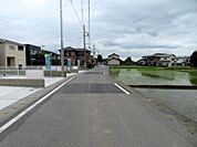 周辺道路。南約6ｍ道路の閑静な住宅街です。区画整理地内です。道も広く運転が苦手な方でも安心です。周辺にはスーパーやコンビニ等の商業施設もスグ近くにあり、買い物便利です。