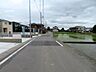 周辺：周辺道路。南約6ｍ道路の閑静な住宅街です。道も広く運転が苦手な方でも安心です。周辺にはスーパーやコンビニ等の商業施設もスグ近くにあり、買い物便利です。