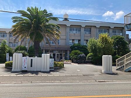 富岡小学校 695m