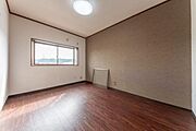 こちらは出窓付きのお部屋6帖。こちらにもシックなアクセントクロスが使われています。