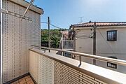 1棟目/南面バルコニーは洗濯物を干すだけでなく、家にいながら外を気軽に楽しめる空間としても活躍します。