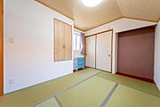 1棟目/二階廊下に洗面台がありますので、客間としても主寝室としても活躍しそうですね。