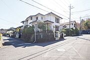 ■現地外観／閑静な住宅地に佇む角地立地の住宅になります。
