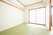 ■和室　約6帖／大きなバルコニーからの採光で暖かな陽射しが差し込む間取り設計になっております。