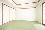 ■和室　約6帖／大きなバルコニーからの採光で暖かな陽射しが差し込む間取り設計になっております。