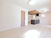 ■ＬＤＫ／暖かな陽ざしが差し込む、南向きに面したリビングダイニング。