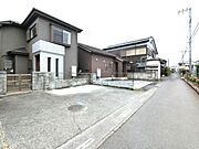 外観／車通りの穏やかな住環境に佇む邸宅になります。