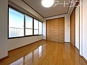 【洋室6帖】2面窓で明るく風通し良いお部屋、リビング隣接