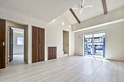 【　LDK　／　17帖　】天井に角度を持たせ、空間全体にゆとりを生み出す勾配天井リビング。南東面の採光窓には窓シャッターが標準装備のため、防犯面でも安心です。