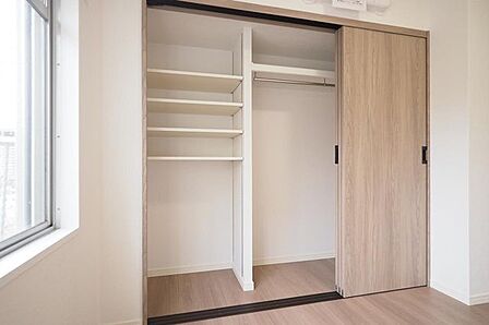 【　居室　】全居室収納付き。クローゼットや可動棚など、マルチに活躍する収納設備です。