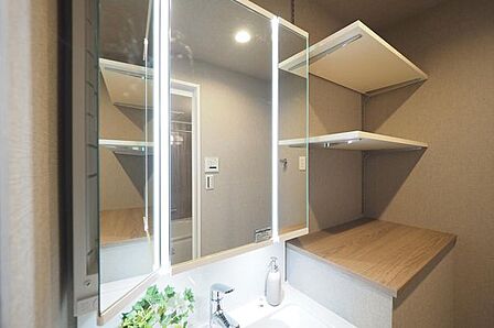 【　洗面室　】三面鏡シャンプードレッサーやオープンシェルフを備えた、使いやすく綺麗な洗面室です。