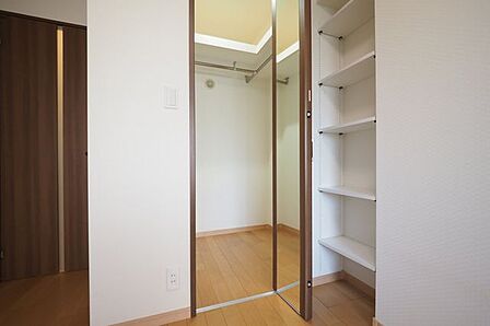 【 居室1 】二方向にハンガーパイプを設けた大容量のWIC