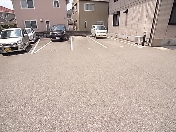 画像10:駐車場