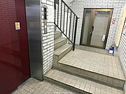 エレベーターと階段あり。