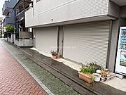 シャッター前面のスペースに自転車駐輪も可能です。通りやすい切り下げあり。