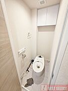 ■お掃除しやすい滑らかなフォルムのウォシュレット付トイレは、落ち着くパーソナル空間ですね