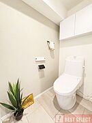 ■お掃除しやすい滑らかなフォルムのウォシュレット付トイレは、落ち着くパーソナル空間ですね