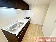 ■大きなお鍋や箸・スプーン、調味料など分けて収められる豊富な収納。吊戸棚付きなのも嬉しいポイント！