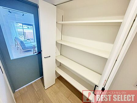 ■掃除用品やストック品もまとめて収まる、廊下の頼れる棚付き収納。扉付きで見えないのも嬉しいですね