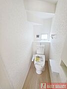 ■お掃除しやすい滑らかなフォルムのウォシュレット付トイレは、落ち着くパーソナル空間ですね