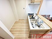 ■リビングを見渡しながら料理ができる、家族との会話が自然に弾む開放的な対面キッチン