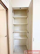 ■バスタオルや洗剤のストック等のに便利な可動棚付きリネン庫完備