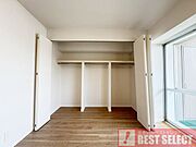 ■アウターをスッキリ収納できる「ハンガーパイプ付き」。上部の空間には鞄や小物も収納できます