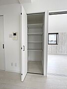 書類や文房具などリビング周りで使用するアイテムの収納に便利。