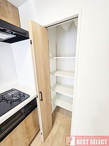 ■用途多彩でキッチン用品もスッキリ。あると嬉しい「パントリー」
