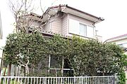 西側からの外観